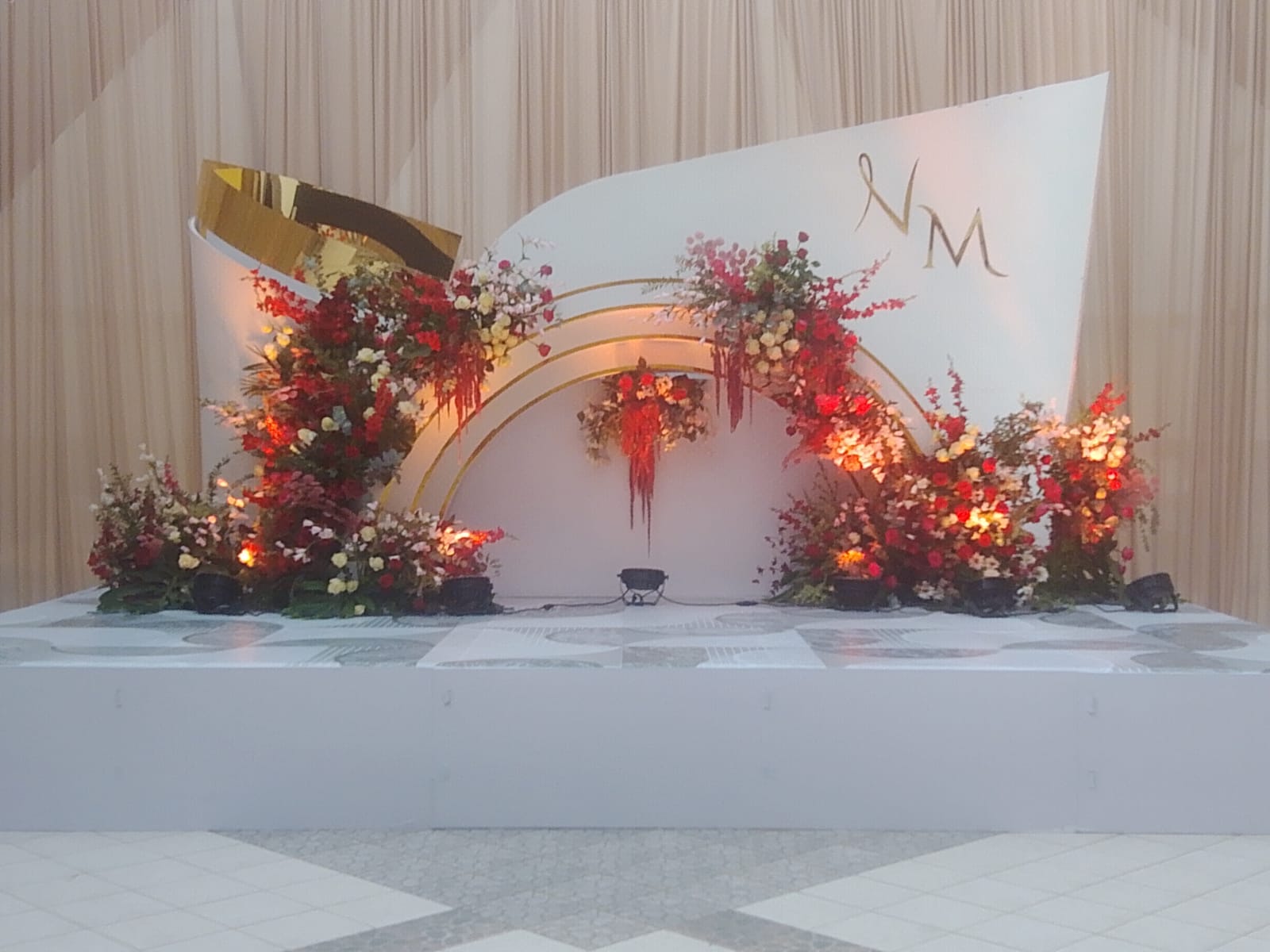 Building mounted outdoor sign